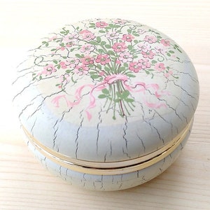 Vintage Round Wooden Flower Box, Cracked Off-White Jewelry Box with Pink Flower Bouquet Decor and Gold Closure