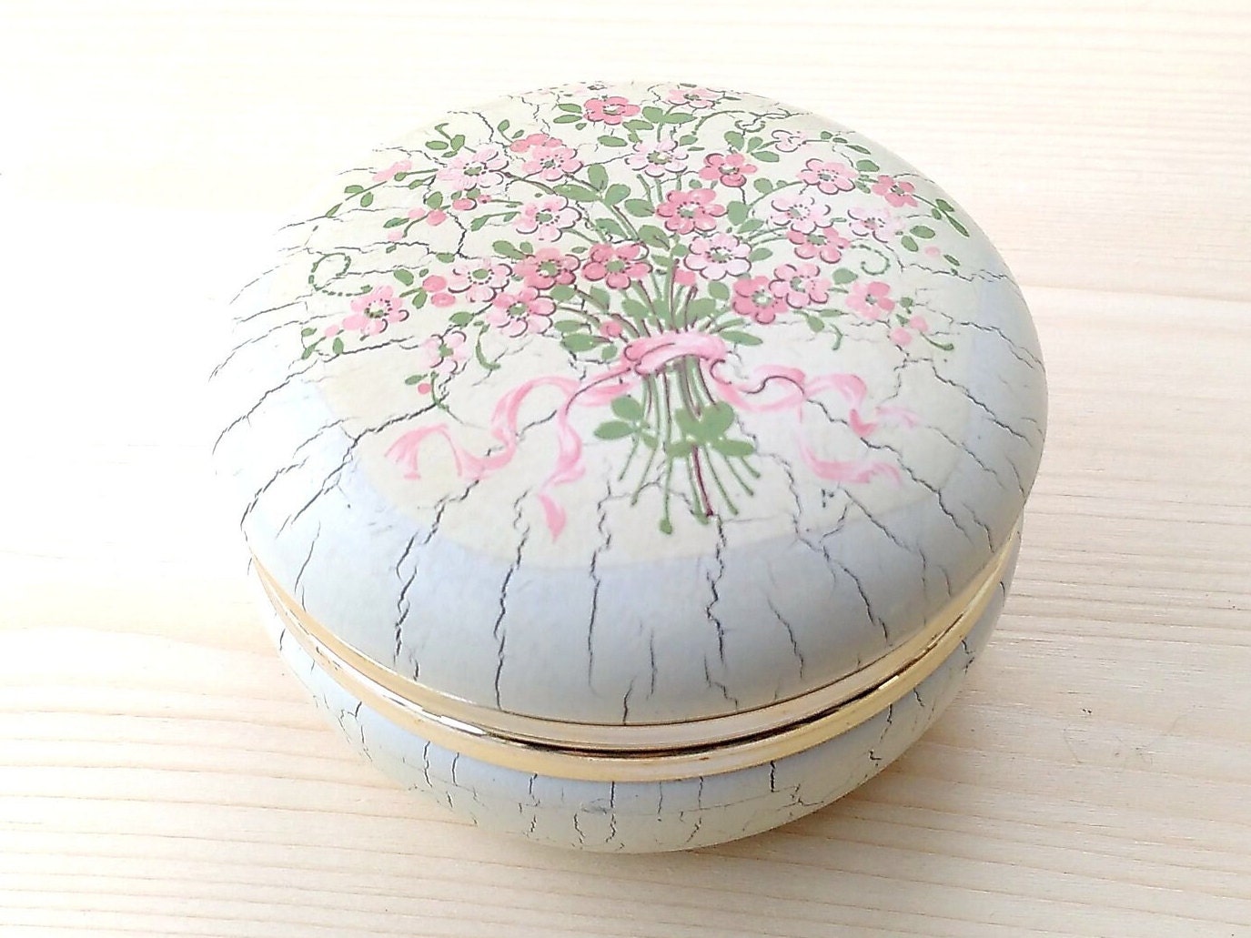 Vintage Round Wooden Flower Box, Cracked Off-White Jewelry Box with Pink Flower Bouquet Decor and Gold Closure