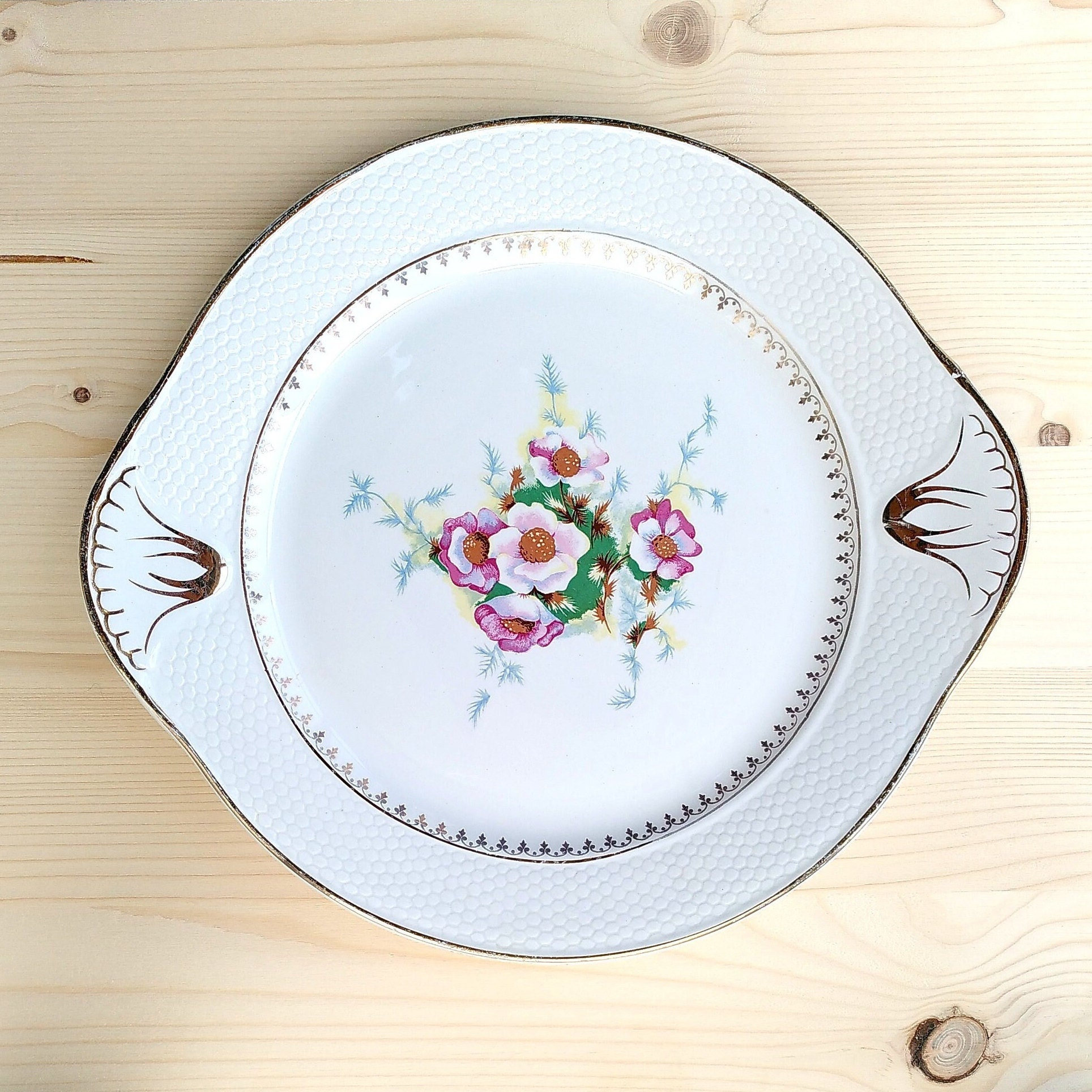 Plat à Gâteau Vintage Arabelle de L'amandinoise en Faïence Blanche Décor Fleurs Roses et Frise Dorée