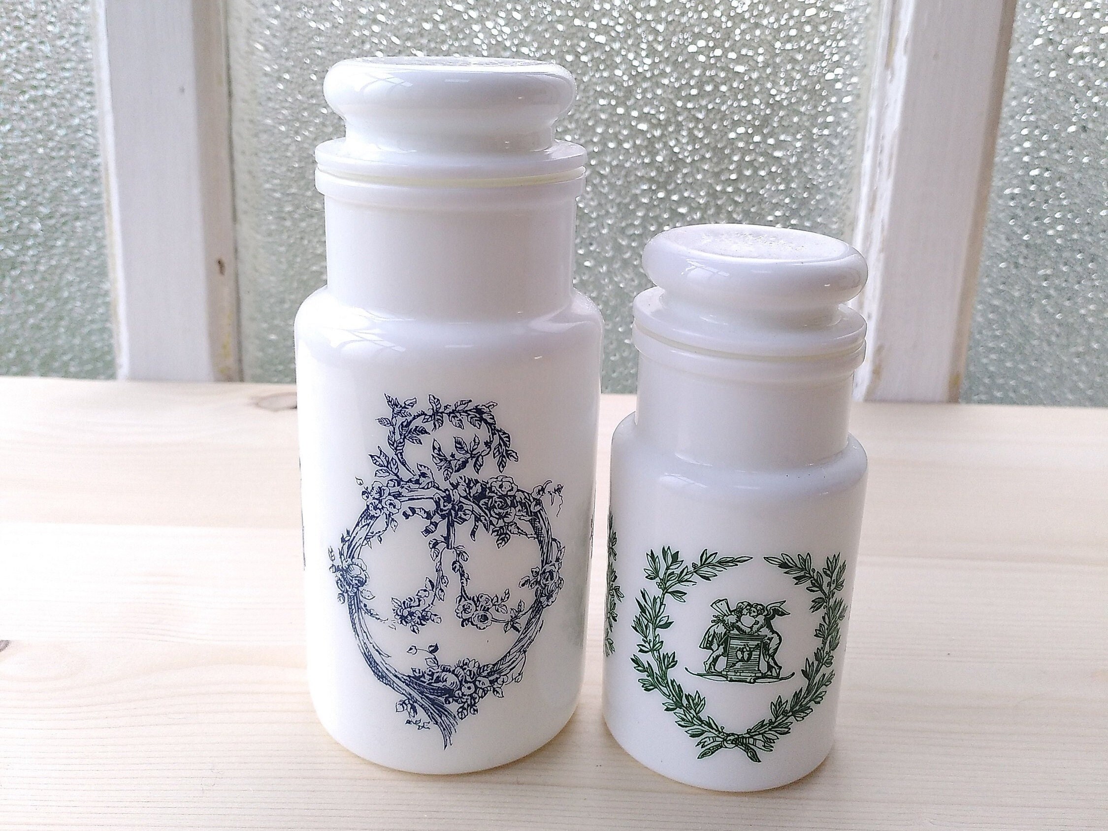 2 Pots à Épices Vintage Opaline Blanche Motifs Bleus/ Verts Façon Toile de Jouy Style Pot d'apothica