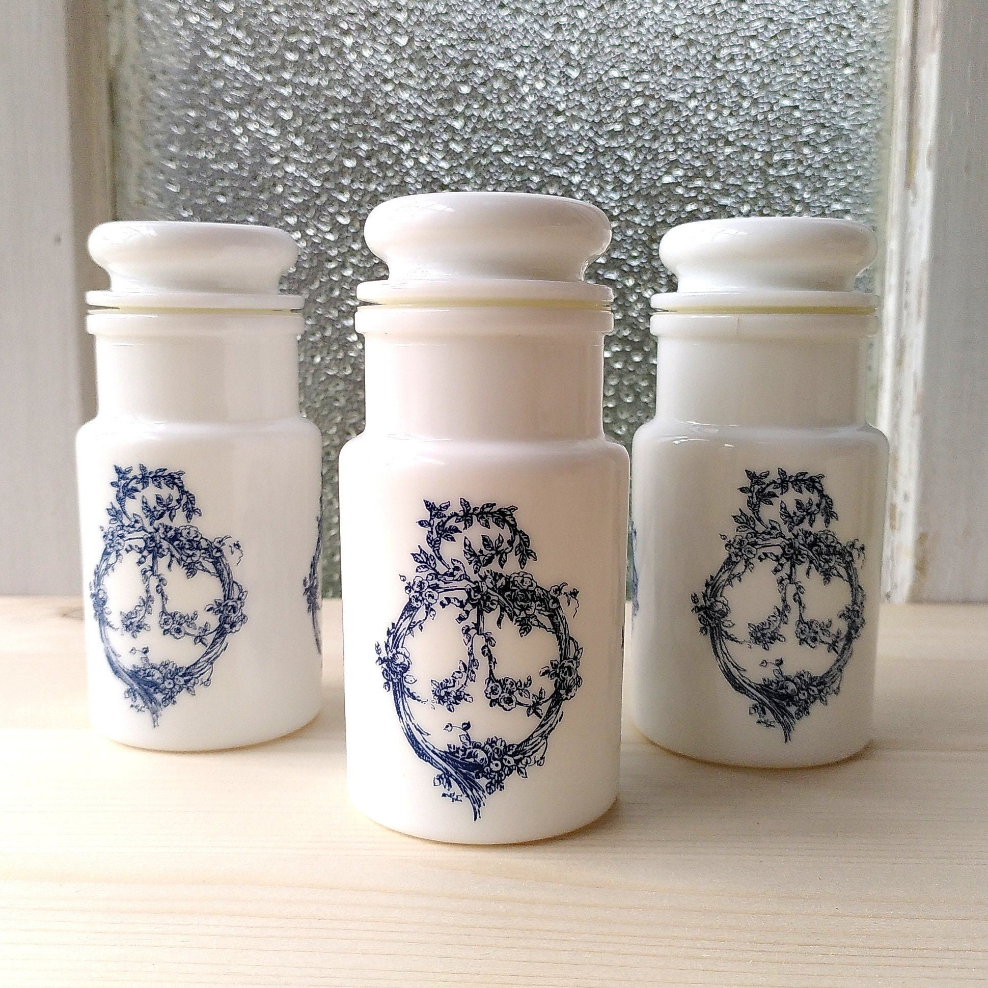 3 Pot à Épices Vintage Style d'apothicaire en Opaline Blanche Motifs Bleus Façon Toile de Jouy - Obj