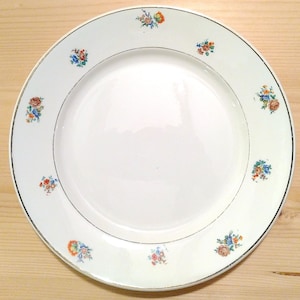 4 Vintage Badonviller France Half Porcelain Dinner Plates Decorated with Small Flowers and Gold Borders Dating from the 1920s, 4 Sets Available