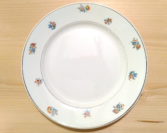 4 Vintage Badonviller France Half Porcelain Dinner Plates Decorated with Small Flowers and Gold Borders Dating from the 1920s, 4 Sets Available