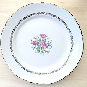 Large Vintage Round White Earthenware Dish with Gold Trim and Frieze and Central Rose Decor, Moulin Des Loups Orchies, France, 1900/1950
