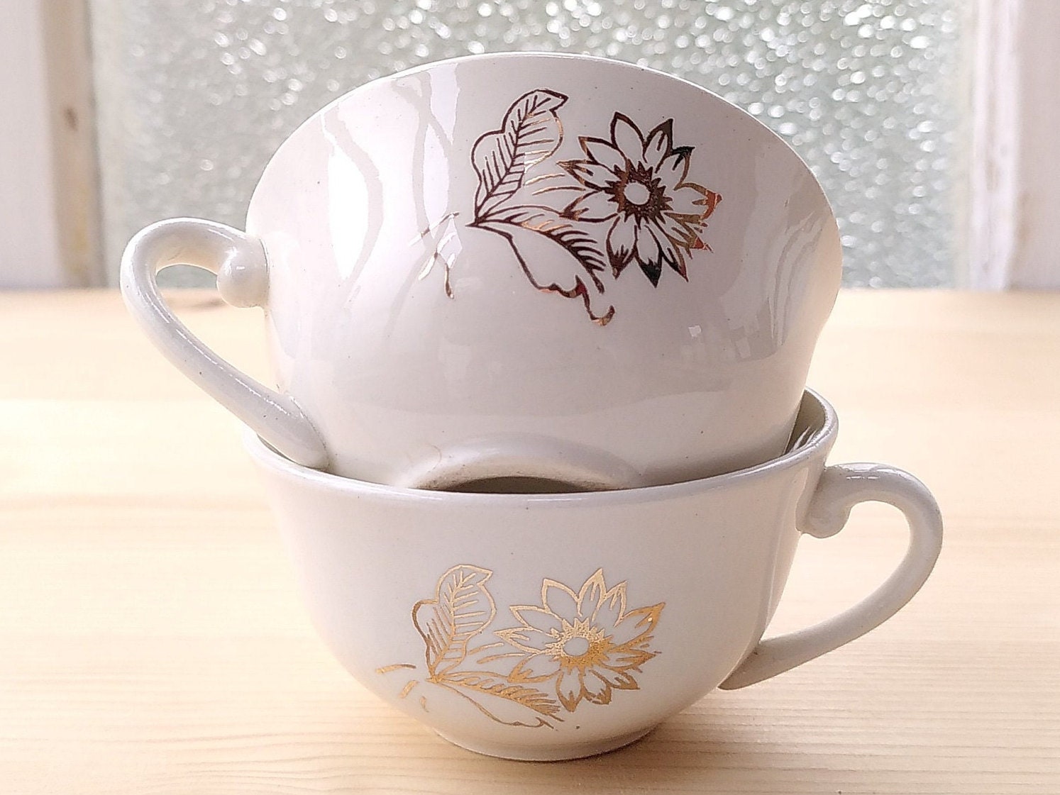 Coffret tasse avec infuseur à thé en porcelaine motifs dorés
