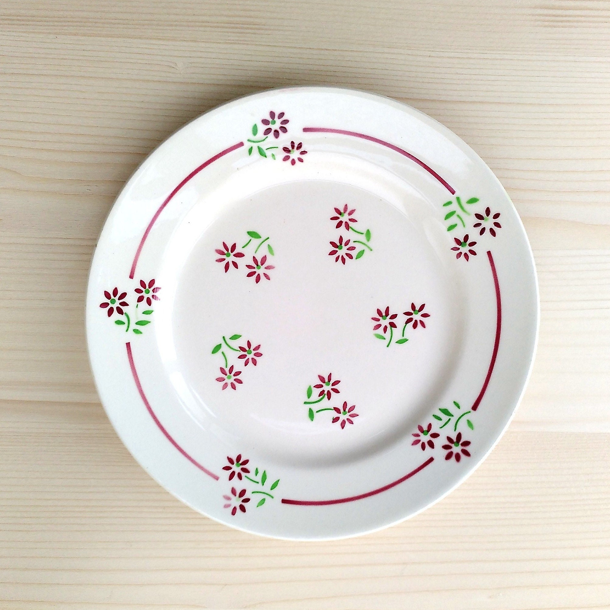 6 Assiettes à Dessert Badonviller France Demi-Porcelaine Décor de Petites Fleurs Rouges sur Fond Crè