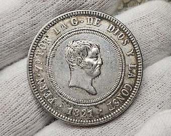 Könnte beinhalten: Silbermünze mit einem Porträt eines Mannes auf der einen Seite und dem Text "POR LA G. DE DIOS Y LA CONST. 1821" auf der anderen Seite.