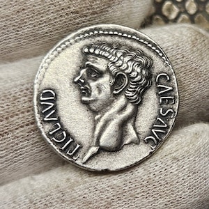 Geschenkte Sammlermünze, sehr seltene antike Münze, Cistophorus von Claudius, römische Münze, griechische Münze, Silbermünze, Sammlerstück, Geschenk für den Vater