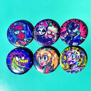 Puede incluir: Seis pines redondas de colores con varios personajes de dibujos animados. Los pines presentan una criatura roja y negra con una corona, una criatura verde y amarilla con un hocico largo, un personaje rubio con una chaqueta de cuero negra, un personaje blanco y negro con una calavera, un personaje blanco y negro con una calavera y un personaje rojo y blanco con una corona.