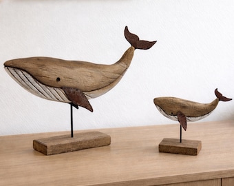 Walvis op een houten voetstuk, in twee maten: bultrugwalvis, blauwe walvis, handgemaakte sculptuur, walvisbeeldje, decoratie, uniek stuk, shabby chic stijl, hout