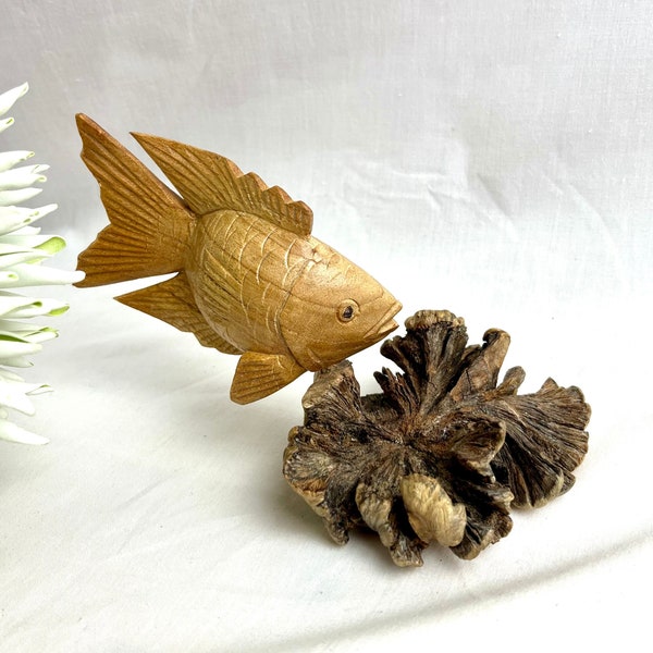 Fisch auf Parasit-Holz, Hölzerner Fisch, handgemachte Skulptur, aufwendig geschnitzte Wal-Figur, Jampinis-Holz, Dekoration, Unikat