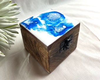 Small resin storage box / Mango wood / Unique piece, beach, sea, waves, epoxy resin, resin, blue and white, epoxy, jewelry box, jewelry case