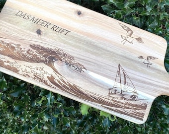 XL Das Meer ruft Schneidebrett Akazien-Holz, mit Wunschtext / mit Gravur  / personalisierbar / Strand, Meer, Möwe, Wellen, Segelboot, Ostsee