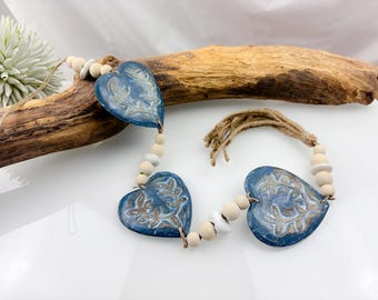 3 corações em uma corda, carrilhão de vento, madeira flutuante, contas de madeira, seixos, corrente de madeira suspensa para pendurar decoração marítima de jardim azul escuro com cerca de 1 m de comprimento.