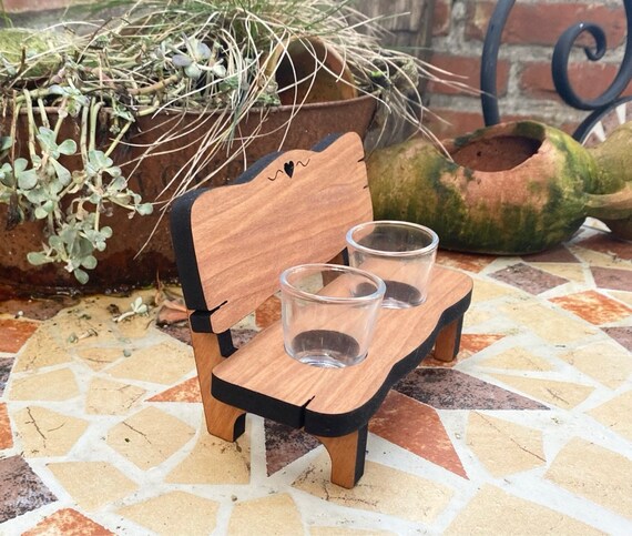 Panca Porta Grappa Con Incisione "Grandma & Grandad" – Regalo Divertente Per Nonni Con 2 Bicchieri, In Legno Di Pioppo - 3