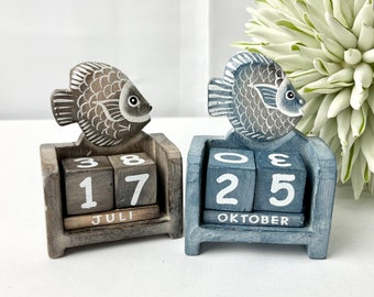 Fisch Kalender Holz  Shabby Look nachhaltig in zwei Farben immerwährender Dauerkalender ewiger Würfelkalender Holzkalender Tischkalender