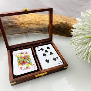 Caja de naipes 2 juegos de cartas Caja de madera de mango Accesorio de latón Tapa de vidrio Naipes de alta calidad Caja de juego Skat Rome vintage