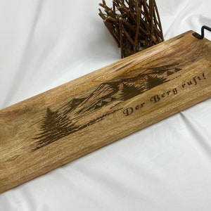 La montagne appelle ! Plateau avec poignées en métal/bois de manguier/unique/laser, montagnes, plateau petit-déjeuner, plateau de service, montagne, montagnes, alpinistes
