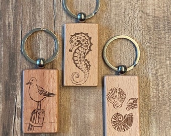 Möwe, Seepferdchen, Muscheln, Seeschnecken Schlüsselanhänger Holz mit Wunschtext, personalisierbar