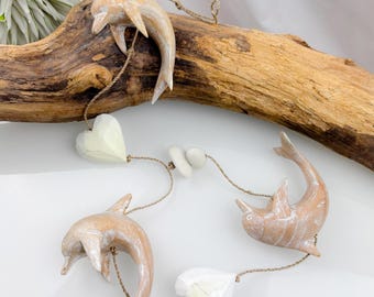 3 golfinhos em um carrilhão de vento de corda, madeira flutuante, contas de madeira, seixos, corrente de madeira para pendurar decoração marítima de jardim natural aprox. 1 m de comprimento