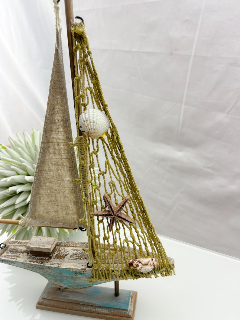 JAWSEU Mini Voilier En Bois - Décoration Nautique 14 Cm - Ornement Table Avec Filet Et Coquillages - 8 Modèles Disponibles
