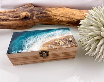 Resin storage box, wooden shells, unique piece, beach, sea, waves, epoxy resin, resin, waves, epoxy jewelry box, jewelry case, wooden box, green