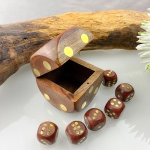 Caja de dados noble con 6 dados de madera con herrajes de latón Madera de mango Juego de dados de latón de muy alta calidad Dados de madera Dados grandes