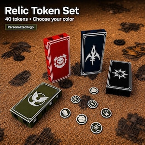 Puede incluir: Un conjunto de fichas Relic Token Set que incluye 40 piezas con opción de logotipo personalizado. El set contiene tres cajas de almacenamiento rectangulares en rojo, azul oscuro y negro, además de una caja verde, con símbolos blancos y fichas.