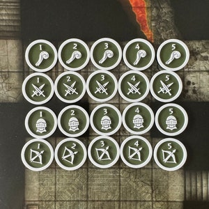 Könnte beinhalten: Zwanzig runde Spielmarken mit weißen Rändern und dunkelgrünen Zentren. Jede Marke ist von 1 bis 5 nummeriert und zeigt weiße Symbole: eine Wirbel, gekreuzte Schwerter, einen Helm und Pfeil und Bogen. Ideal für Brettspiele.