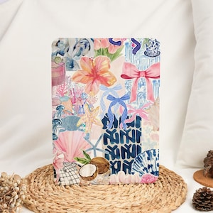 Puede incluir: Un collage de ilustraciones coloridas con una flor de hibisco rosa, lazos azules y blancos, conchas marinas, cocos y un fondo estampado azul y blanco.
