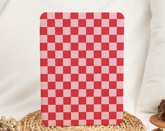Funda para iPad con estampado retro a cuadros rojo y rosa, con soporte para Apple Pencil, compatible con iPad Air 7/6/5/4 (2025), iPad de 10.9", 11" y 13", iPad de 10.ª generación (7/8/9), iPad Pro de 12.9" y iPad Mini 6/7 (2024).