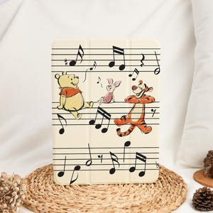 Winnie Pooh Simple Cute iPad Case With Pencil Holder for 2024 Air 6th Air 4/5 10.9" iPad 10 Gen 10.9" 7/8/9 10.2" Pro 11"12.9''13" Mini 6/7