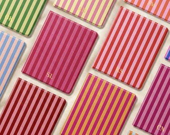 Funda para iPad con iniciales personalizadas y diseño a rayas, con soporte para lápiz, compatible con iPad Air 7/6/5.ª generación de 13" y 11", iPad 11.ª/10.ª/9.ª/8.ª generación (A16), Pro de 12,9 pulgadas y Mini 6/7.ª generación.