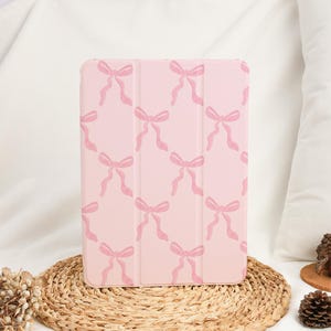 Cute Pink Bows Simple iPad Case With Pencil Holder for 2024 Air 6 Air 4/5 iPad 10 10.9&quot; 7/8/9 10.2&quot; iPad Pro 11&quot;12.9&#39;&#39;13&quot; iPad Mini 6/7 Case