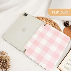 Pu&ograve; includere: Un iPad trasparente con una custodia a ribalta a quadri rosa e bianchi. La custodia &egrave; aperta, rivelando lo schermo. Il testo "FLIP CASE" &egrave; in un rettangolo beige sullo sfondo. L'iPad &egrave; su una superficie bianca.