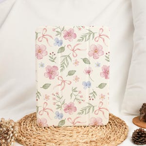 Pink Flower Bow Aesthetic Cute iPad Case With Pencil Holder for 2024 Air 6 Air 4/5 iPad 10 10.9" 7/8/9 10.2" Pro 11"12.9''13" iPad Mini 6/7