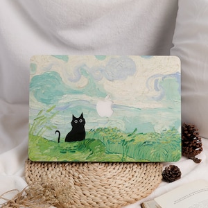 Puede incluir: Funda para portátil con un diseño de gato negro sobre un fondo de pintura al estilo de Van Gogh con cielos azules y blancos arremolinados. El logotipo de Apple es visible.
