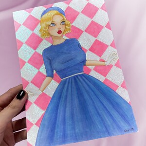 Puede incluir: Una ilustraci&oacute;n dibujada a mano de una mujer con un vestido azul y una diadema azul. Est&aacute; de pie frente a un fondo a cuadros rosa y blanco. La ilustraci&oacute;n est&aacute; hecha en estilo de dibujos animados.