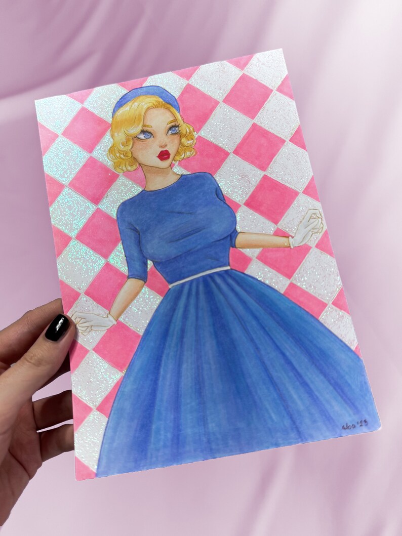 Puede incluir: Una ilustraci&oacute;n dibujada a mano de una mujer con un vestido azul y una diadema azul. Est&aacute; de pie frente a un fondo a cuadros rosa y blanco. La ilustraci&oacute;n est&aacute; hecha en estilo de dibujos animados.