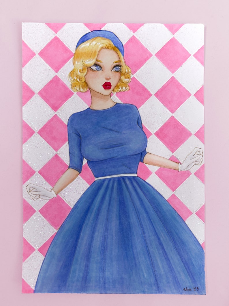 Puede incluir: Una ilustraci&oacute;n de acuarela de una mujer con un vestido y un sombrero azules, de pie frente a un fondo a cuadros rosa y blanco.