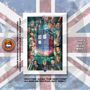 Può includere: Una stampa artistica rettangolare intitolata DOCTOR WHO: THE DOCTORS con una cabina della polizia blu centrale circondata da ritratti di vari personaggi in stile collage. Il testo CULT OF GEEK ART appare a destra, formato A4.