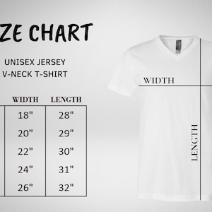 Pu&ograve; includere: Una maglietta unisex bianca con scollo a V con una tabella delle taglie. La tabella mostra le misure per le taglie dalla S alla 2XL, con larghezze da 45,7 cm a 66 cm e lunghezze da 71,1 cm a 81,3 cm. Il testo "SIZE CHART" &egrave; in alto.