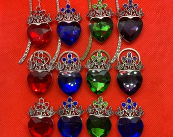 Les descendants ont inspiré la qualité [Couronne sur le thème du coeur] Marque-page / Collier pendentif / Porte-clés (Reine rouge bleu vert violet) Evie Mal