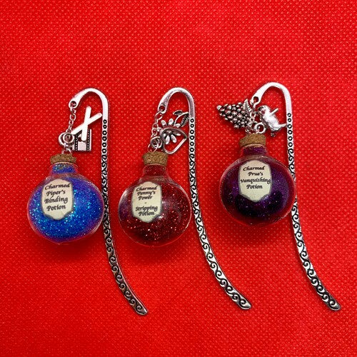 Marque-page charmé : bouteille de potion en argent pendante - inspiration Piper Penny Prue
