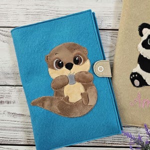 Personalisierte U-Hefthülle mit kuscheligem Otter für Mutter und Kind