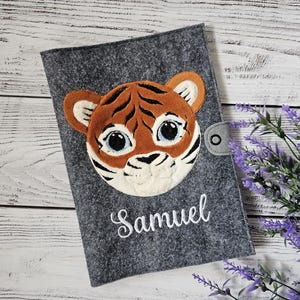 Gepersonaliseerde U-boekomslag met knuffelige tijger voor moeder en kind