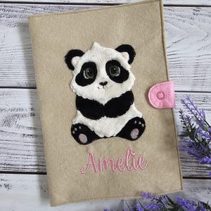 Personalisierte U-Hefthülle mit kuscheligem Panda für Mutter und Kind