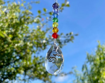 Può includere: Un acchiappasole di cristallo con perline arcobaleno e un ciondolo a forma di unicorno argentato appeso a un cristallo trasparente a forma di lacrima.