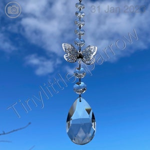 Nouveau papillon suspendu attrape-soleil mobile ~ perles de verre transparent et gouttelettes ~ fête des mères ~ espoir ~ mémorial ~ décor de fenêtre de maison