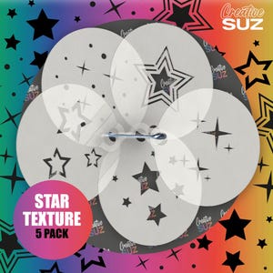 Könnte beinhalten: Fünf weiße Kunststoff-Schablonen mit Stern-Designs. Die Schablonen sind kreisförmig angeordnet und haben einen silbernen Metallring in der Mitte. Der Text "STAR TEXTURE 5 PACK" ist auf einem schwarzen und regenbogenfarbenen Hintergrund gedruckt.
